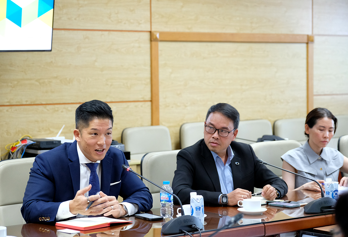 Thứ trưởng Bộ Y tế tiếp Tổng Giám đốc Công ty Pfizer Việt Nam - Ảnh 3.