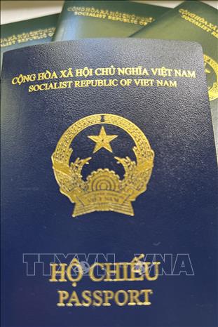 Đại sứ quán Việt Nam tại CH Séc ghi bị chú 'nơi sinh' vào hộ chiếu mẫu mới - Ảnh 1.