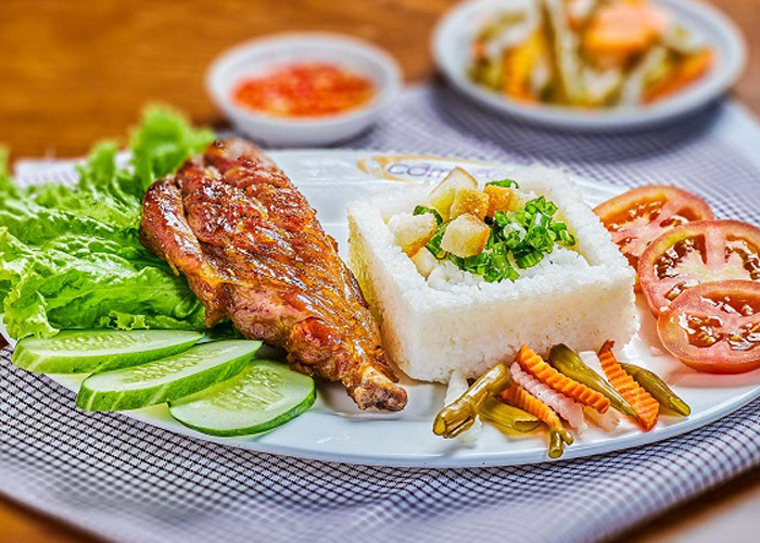 Gạo trắng, bữa cơm: Gạo trắng là nguồn cung cấp năng lượng cho bữa ăn của người Việt. Khi kết hợp với những món ăn đặc trưng khác như thịt kho, canh chua hay rau luộc...bữa cơm sẽ trở nên thơm ngon và đầy đủ dinh dưỡng. Hãy cùng thưởng thức một bữa cơm Việt Nam truyền thống để trải nghiệm văn hóa ẩm thực của Việt Nam.