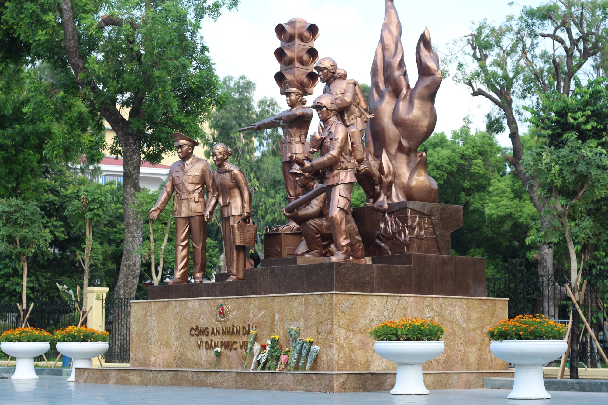 Dưới chân Tượng đài, người dân lặng lẽ đặt hoa tươi, tưởng nhớ 3 chiến