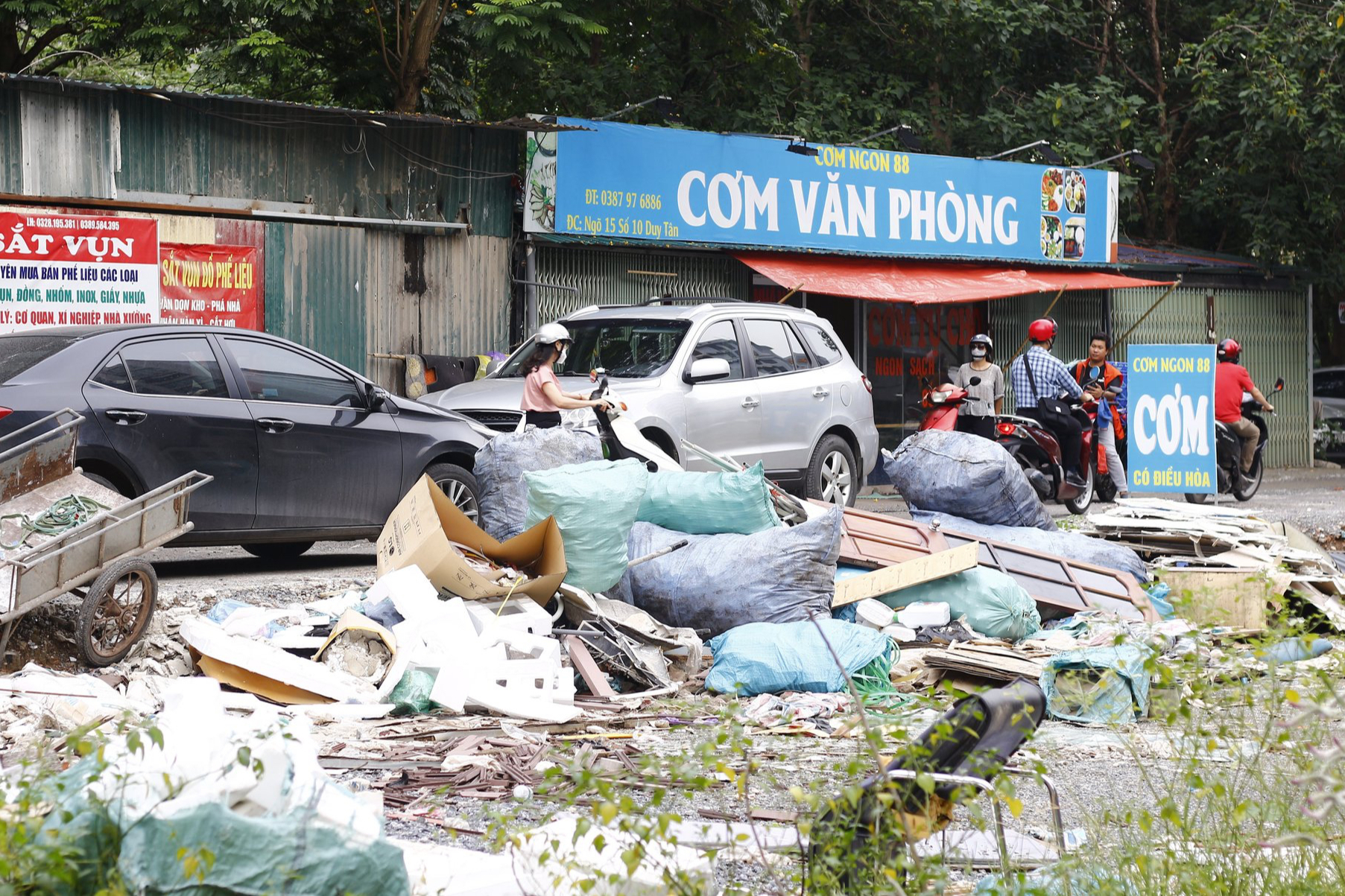 UBND quận Cầu Giấy nói gì về 2 con đường hơn 200m làm mãi không xong? - Ảnh 2. UBND quận Cầu Giấy nói gì về 2 con đường hơn 200m làm mãi không xong? - Ảnh 2.