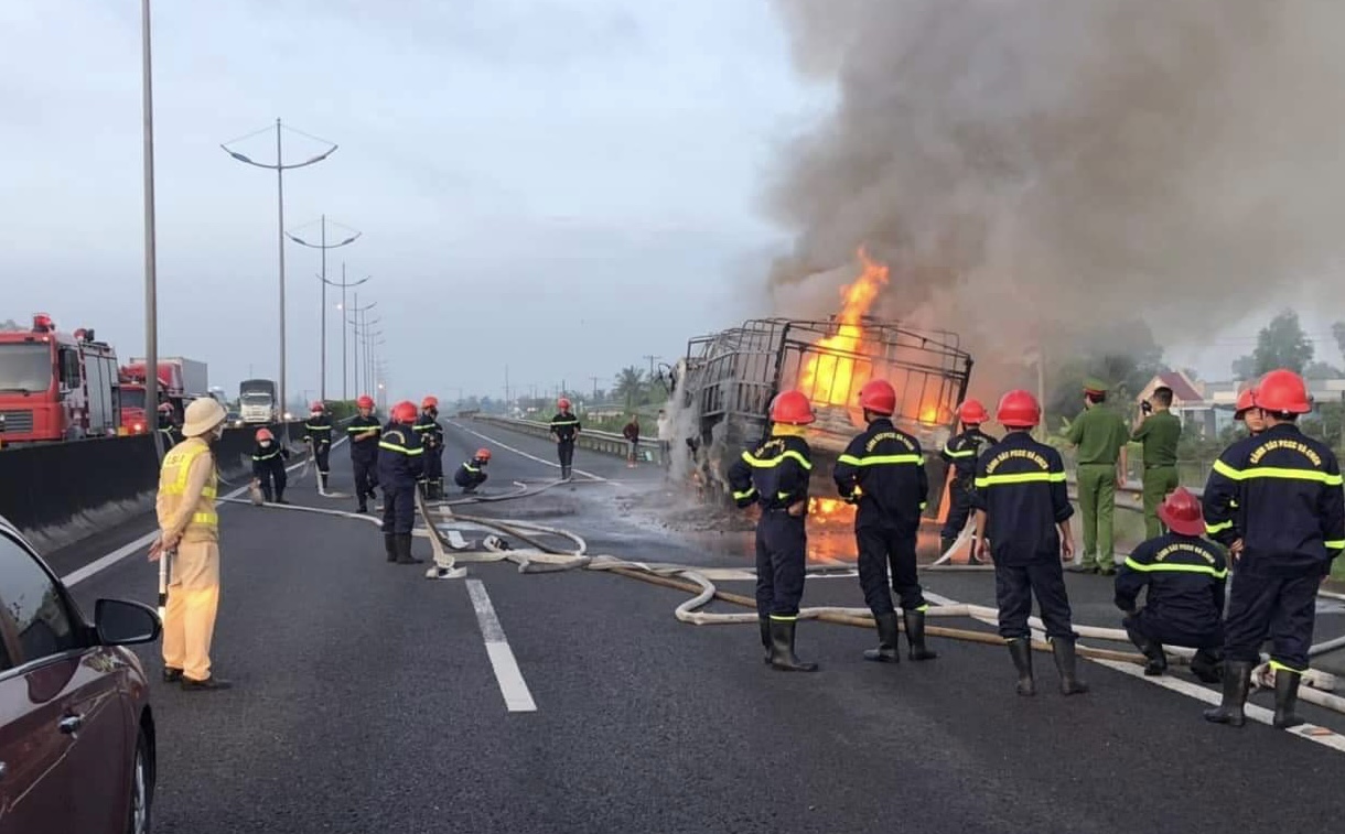 Đang lưu thông trên cao tốc TP Hồ Chí Minh - Trung Lương, xe tải bất ngờ bốc cháy - Ảnh 1.