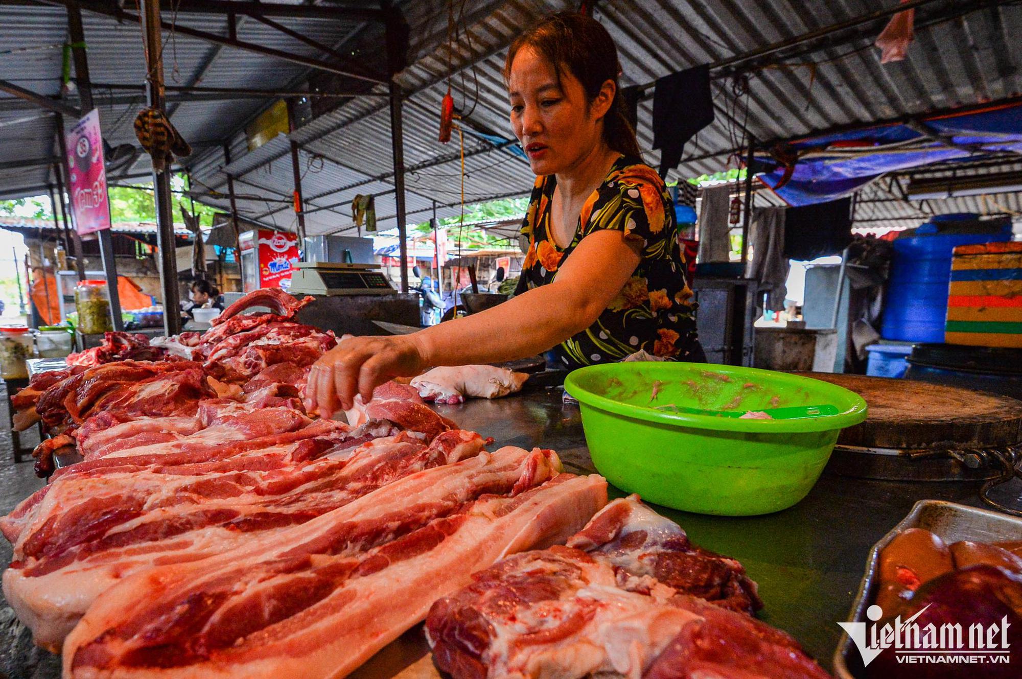 'Bão giá' thịt lợn: Người nuôi gồng lỗ, dân mua đắt đỏ, thương lái ăn dày - Ảnh 1.