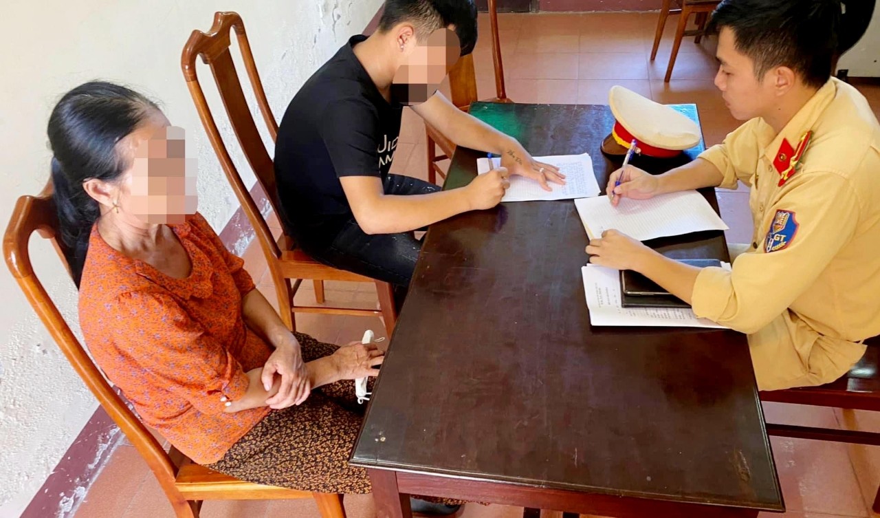 "Bốc đầu" xe máy đăng lên facebook, nam thanh niên bị xử phạt 6,5 triệu đồng - Ảnh 3.