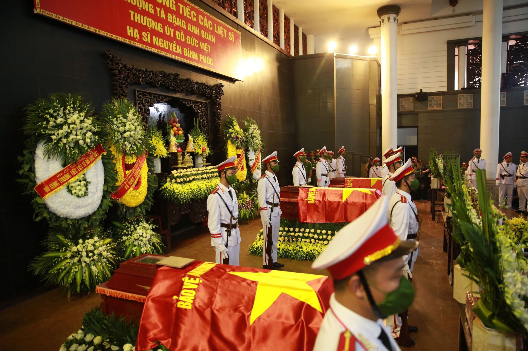 Nghẹn ngào lễ tang 3 chiến sĩ hy sinh quên mình vì nhân dân - Ảnh 7.