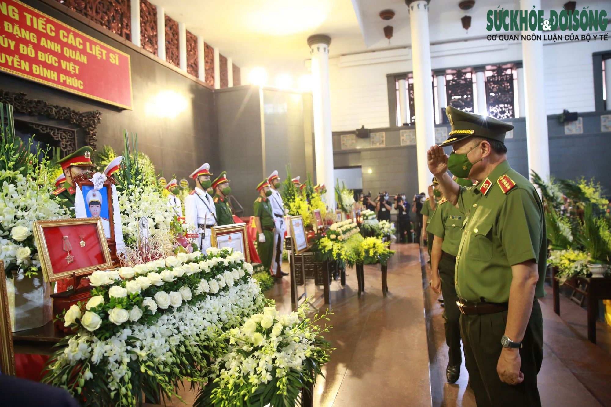 Nghẹn ngào lễ tang 3 chiến sĩ hy sinh quên mình vì nhân dân - Ảnh 15.