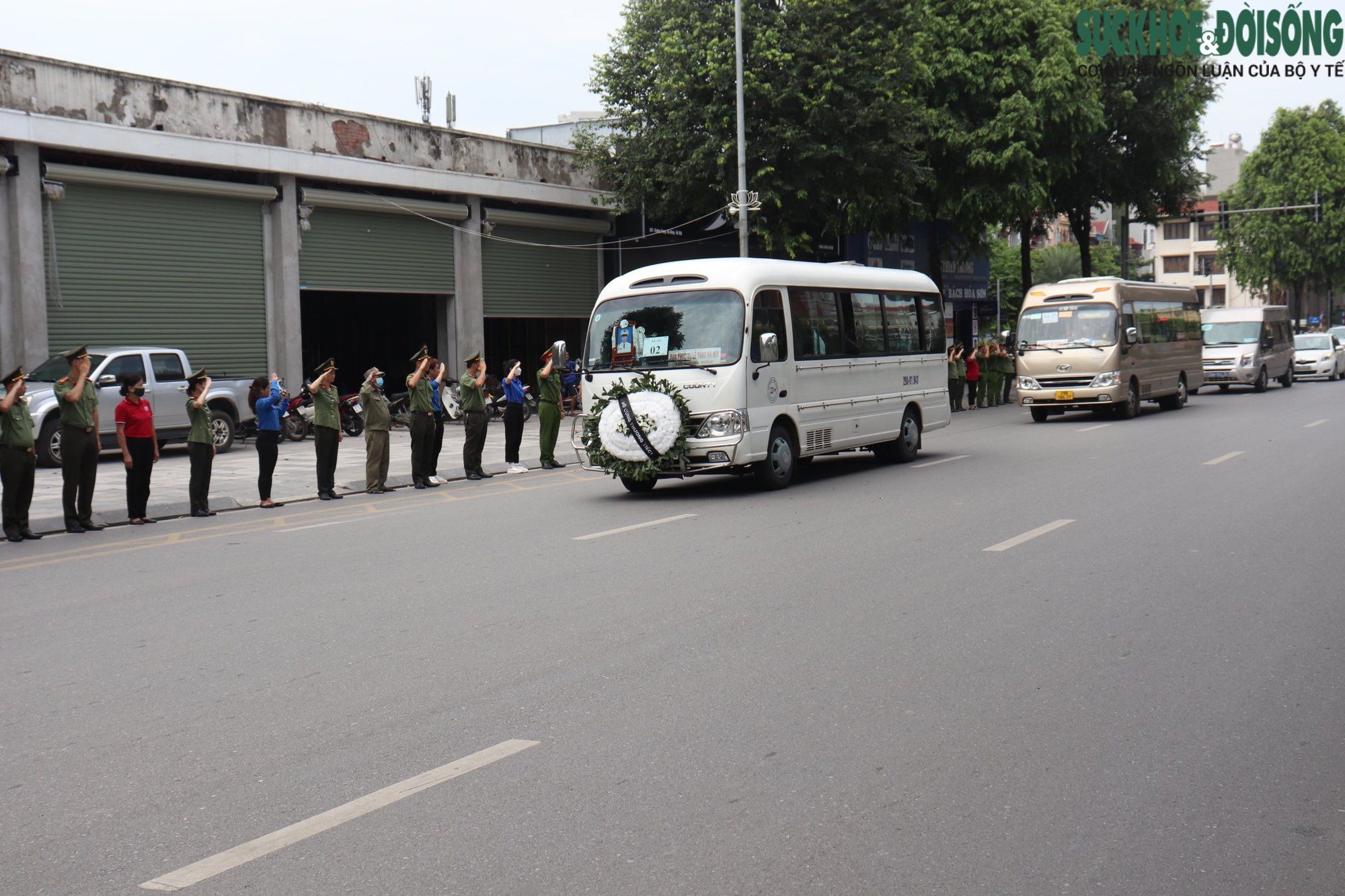 Đồng đội, người dân chào tiễn biệt 3 chiến sĩ Cảnh sát PCCC trên đường - Ảnh 11.