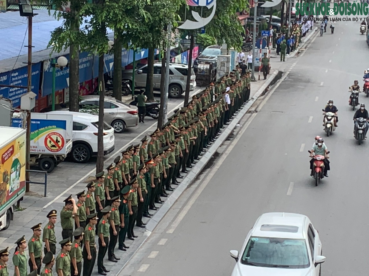 Đồng đội, người dân chào tiễn biệt 3 chiến sĩ Cảnh sát PCCC trên đường - Ảnh 5.
