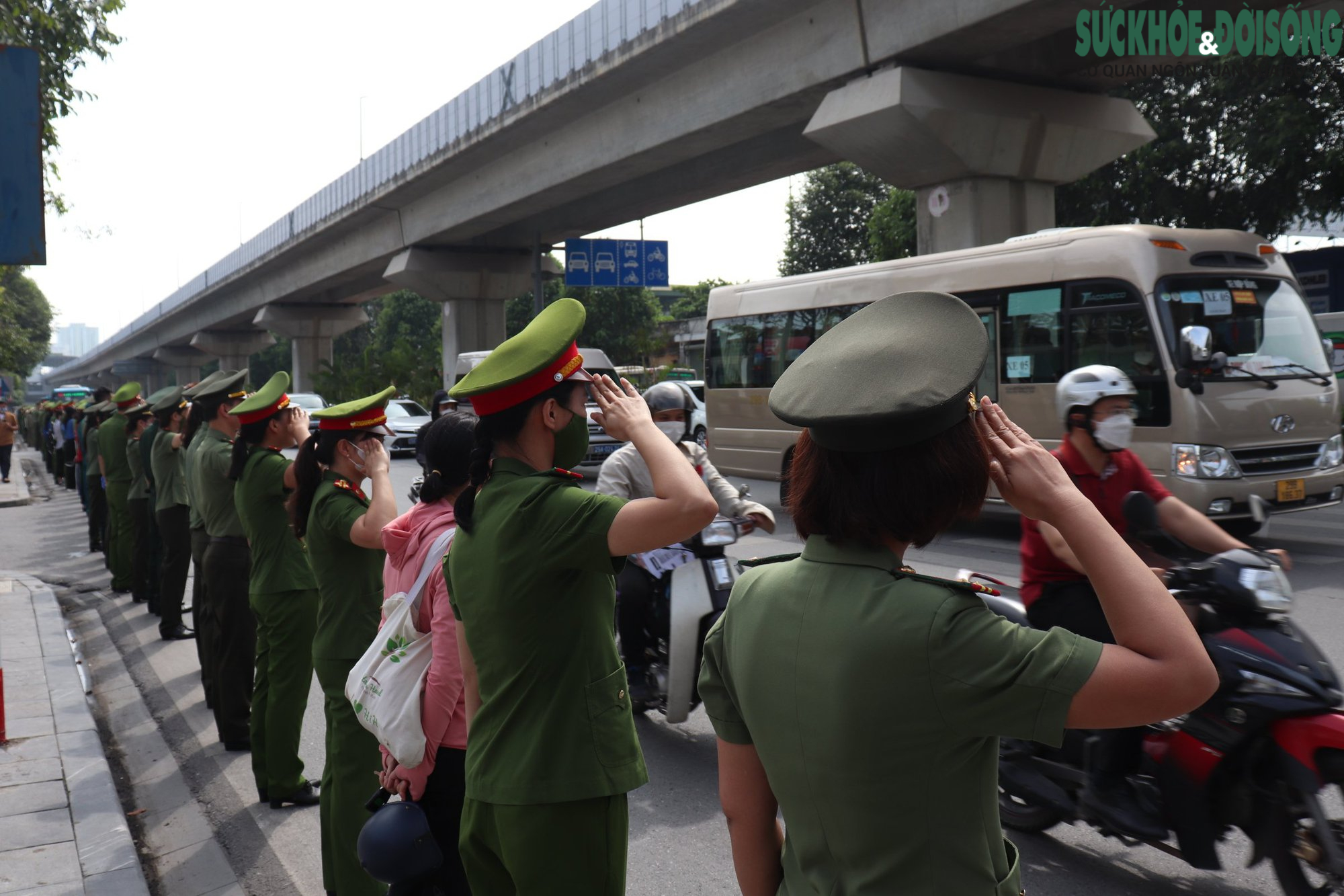 Đồng đội, người dân chào tiễn biệt 3 chiến sĩ Cảnh sát PCCC trên đường - Ảnh 6.