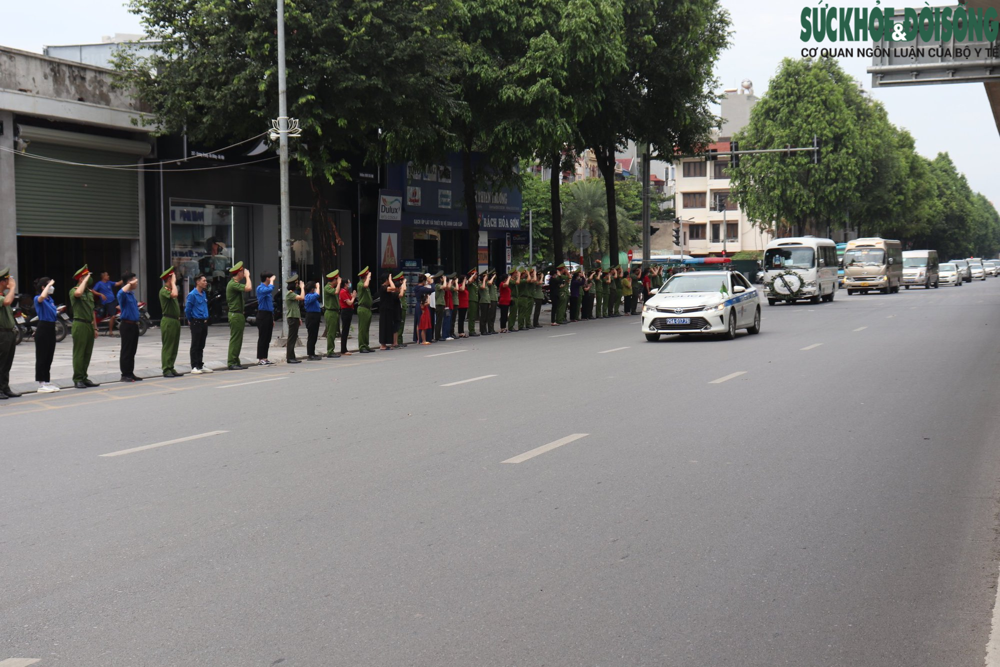 Đồng đội, người dân chào tiễn biệt 3 chiến sĩ Cảnh sát PCCC trên đường - Ảnh 7.