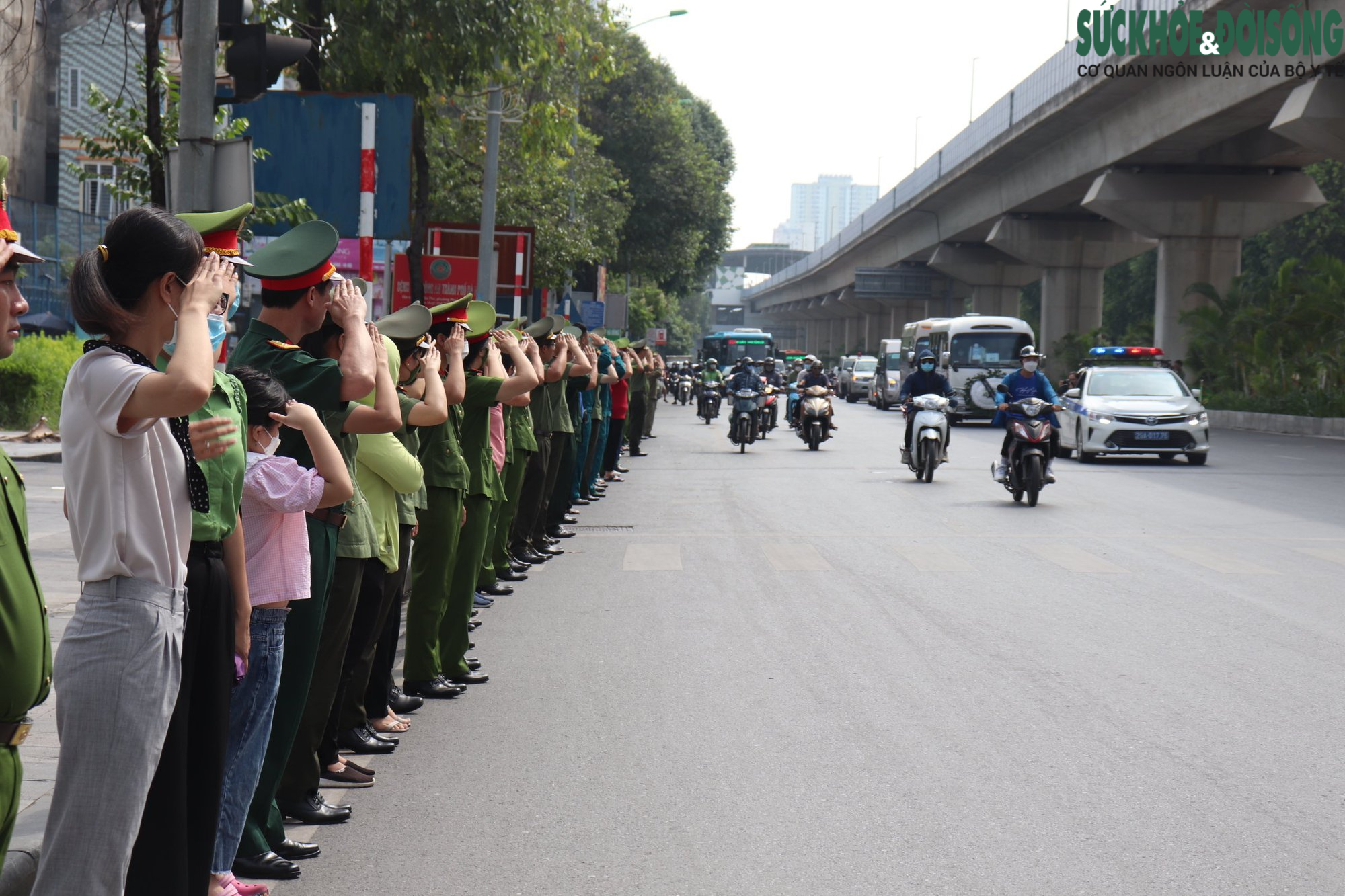 Đồng đội, người dân chào tiễn biệt 3 chiến sĩ Cảnh sát PCCC trên đường - Ảnh 8.