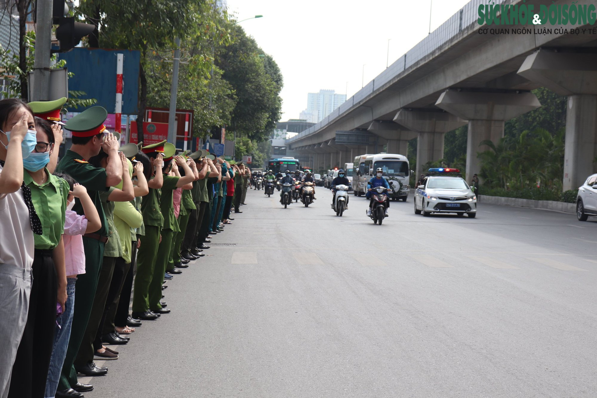 Đồng đội, người dân chào tiễn biệt 3 chiến sĩ Cảnh sát PCCC trên đường - Ảnh 10.