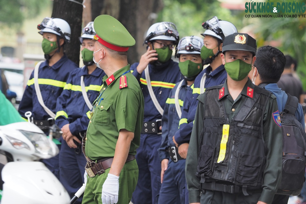 Nước mắt người dân tiễn biệt 3 chiến sĩ Cảnh sát PCCC đã anh dũng hy sinh - Ảnh 9.