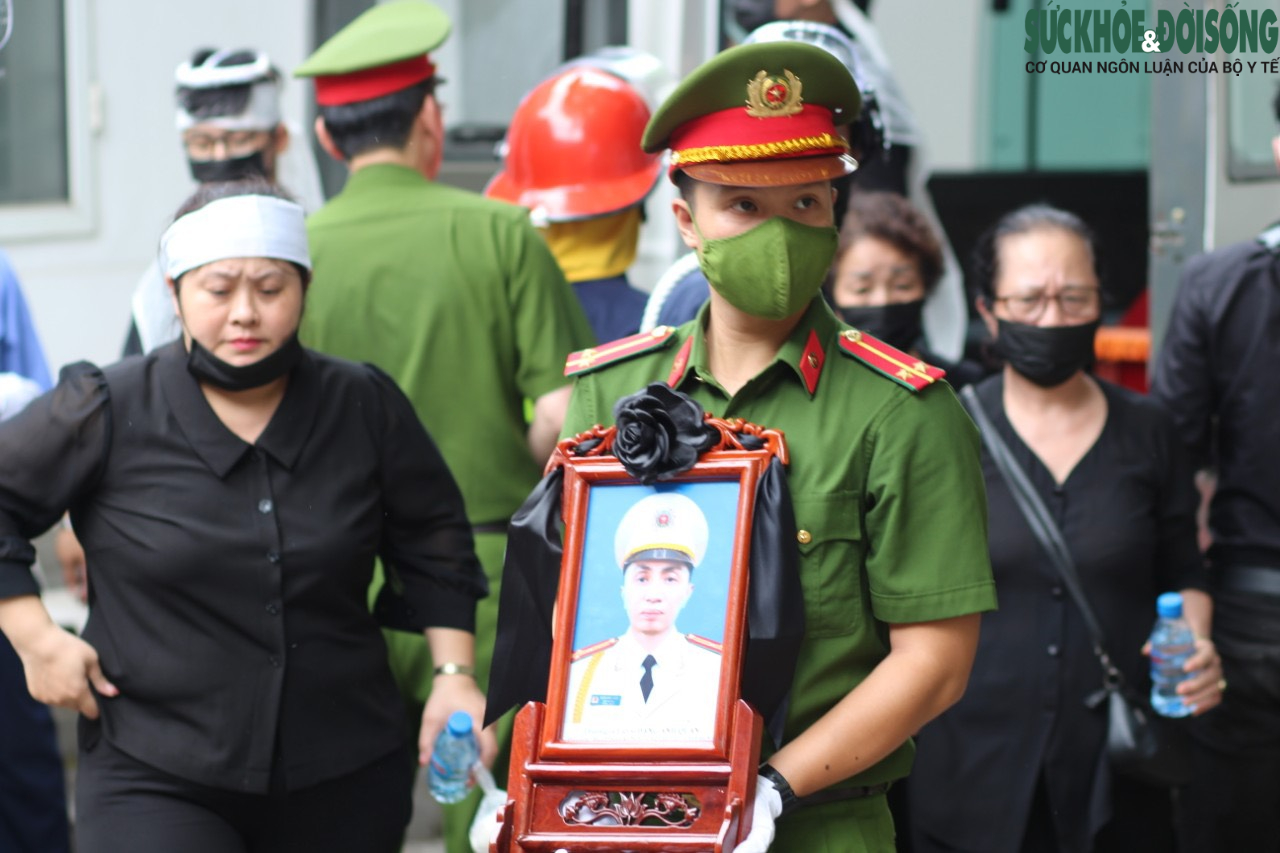 Thi hài 3 chiến sĩ Cảnh sát PCCC lần lượt đưa đến Nhà tang lễ Quốc gia - Ảnh 8.