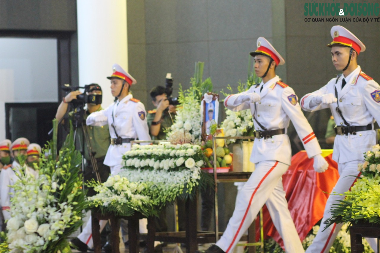 Xúc động hình ảnh tại lễ tang 3 chiến sĩ Cảnh sát PCCC hy sinh - Ảnh 4.