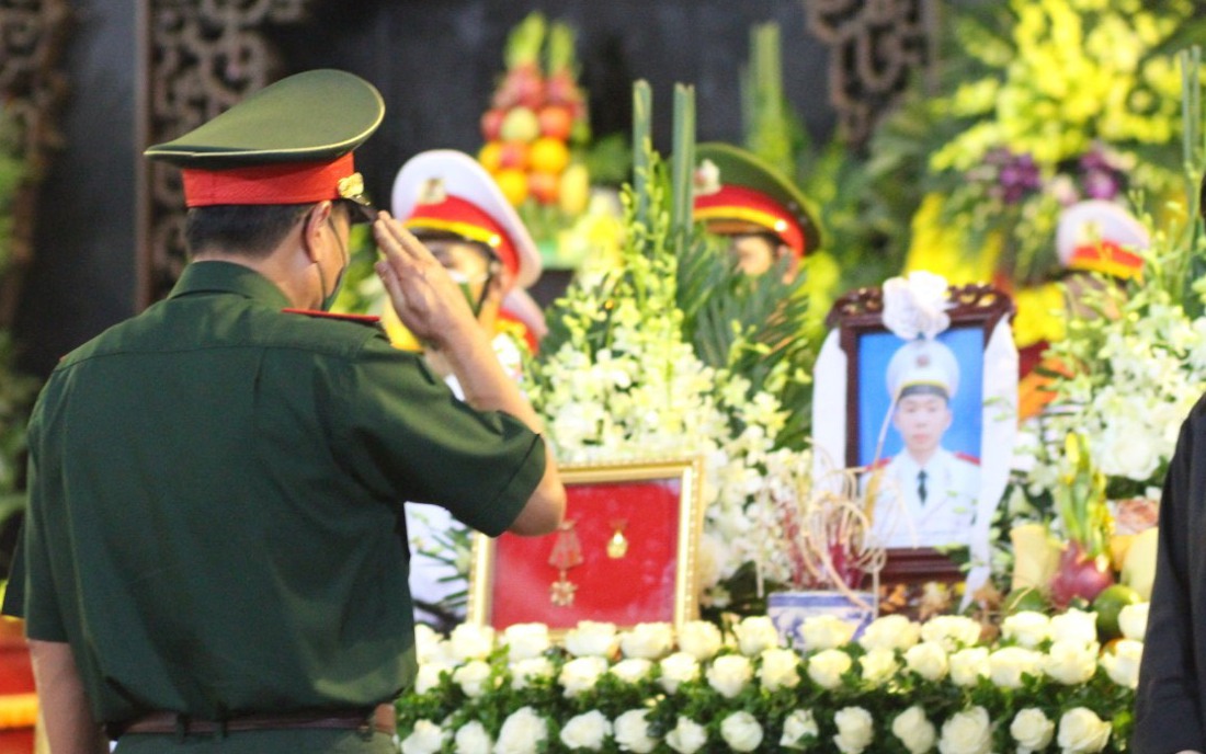 Nghẹn ngào lễ tang 3 chiến sĩ hy sinh quên mình vì nhân dân