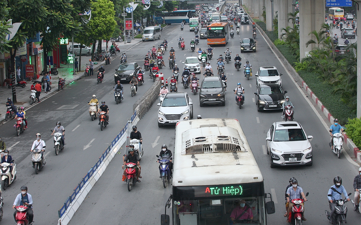 Đường Nguyễn Trãi ra sao trong ngày đầu phân làn tách riêng ô tô, xe máy?