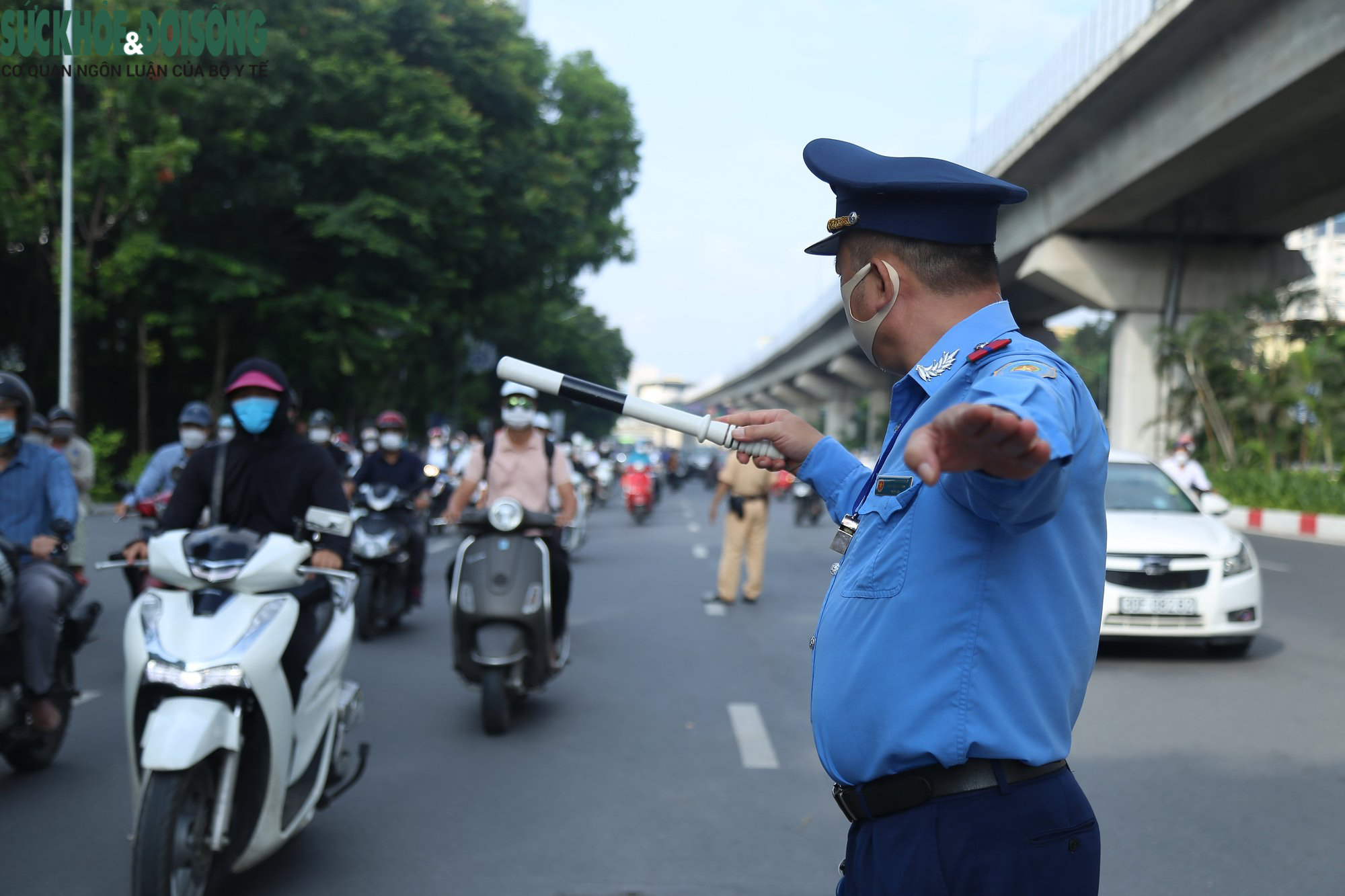 Ngán ngẩm cảnh giao thông lộn xộn sau khi phân làn xe ở đường Nguyễn Trãi  - Ảnh 10.