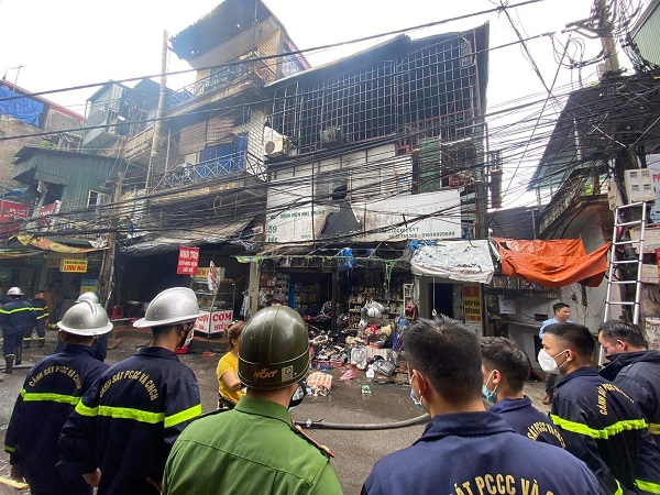 Vừa xong, dập tắt đám cháy cửa hàng tạp hóa gần bệnh viện Phụ sản Hà Nội - Ảnh 2.