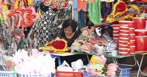 Đồ chơi trung thu tràn ngập phố Hàng Mã ngay trong tháng cô hồn