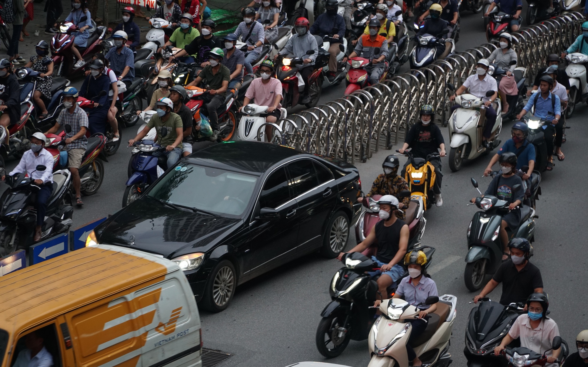 Sau phân làn đường Nguyễn Trãi, giao thông lộn xộn: Vì sao chưa xử phạt người vi phạm?