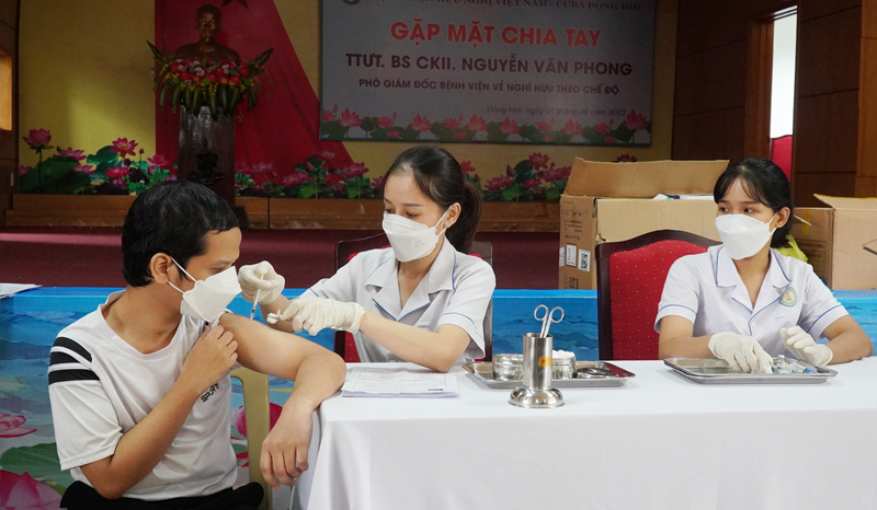 Tiêm vaccine phòng COVID-19 mũi nhắc lại cho người khuyết tật tại Quảng Bình - Ảnh 2.