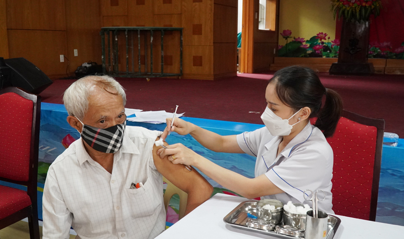 Tiêm vaccine phòng COVID-19 mũi nhắc lại cho người khuyết tật tại Quảng Bình - Ảnh 1.