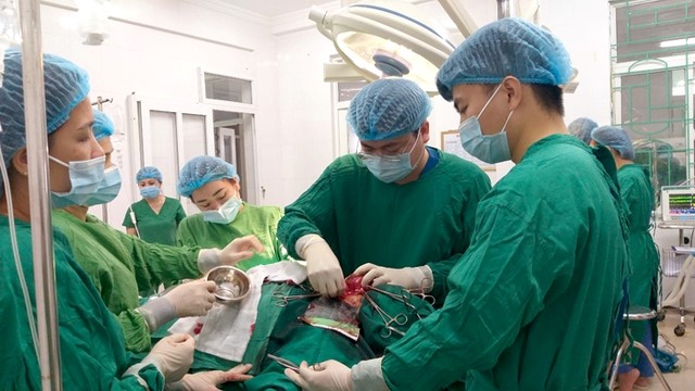 Bệnh viện Nội tiết Nghệ An tiên phong điều trị bướu tuyến giáp - Ảnh 1.