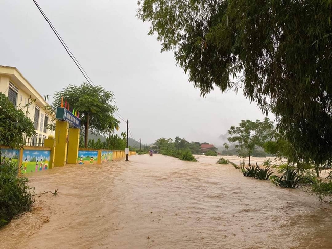 Cận cảnh vùng ngập lụt Chương Mỹ giữa Thủ đô Hà Nội - Ảnh 1.