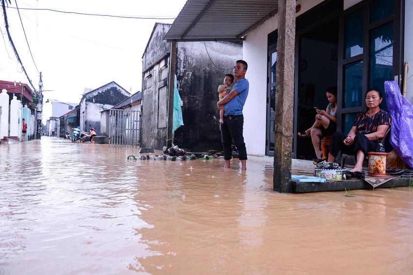 Cận cảnh vùng ngập lụt Chương Mỹ giữa Thủ đô Hà Nội - Ảnh 2.