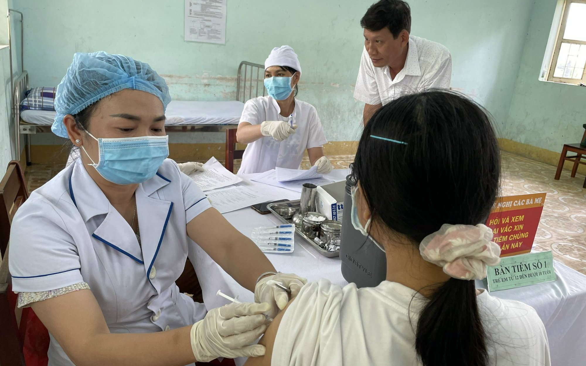 Hàng loạt tỉnh, thành vẫn tiêm vaccine COVID-19 mũi 3 và 4, tiêm cho trẻ từ 5 - dưới 12 tuổi chậm, thấp