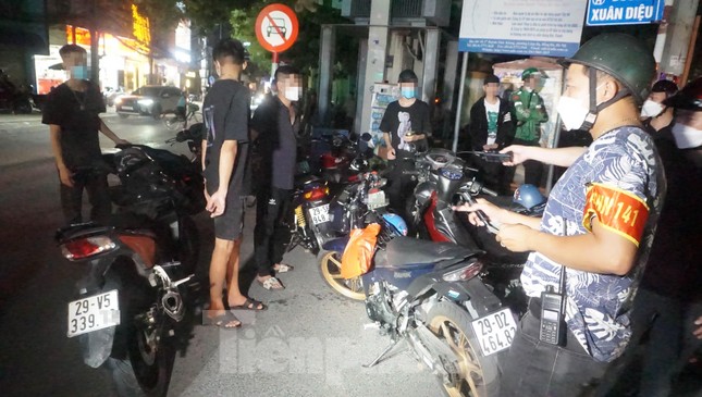 Cảnh sát vây bắt loạt ‘quái xế’ độ pô gây náo loạn đường phố đêm Trung thu - Ảnh 1.