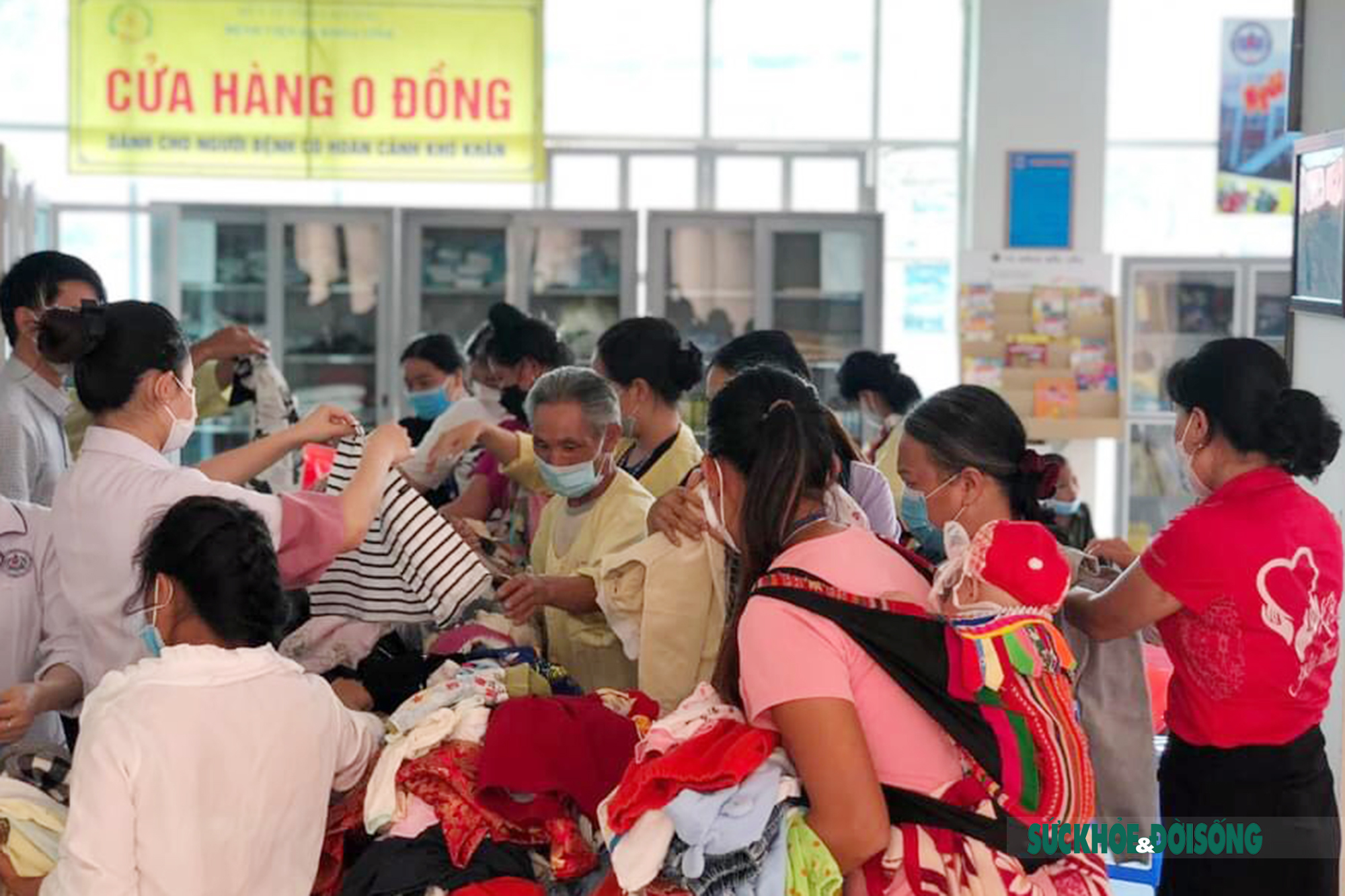 Mang yêu thương đến với bệnh nhân nghèo vùng cao - Ảnh 2.