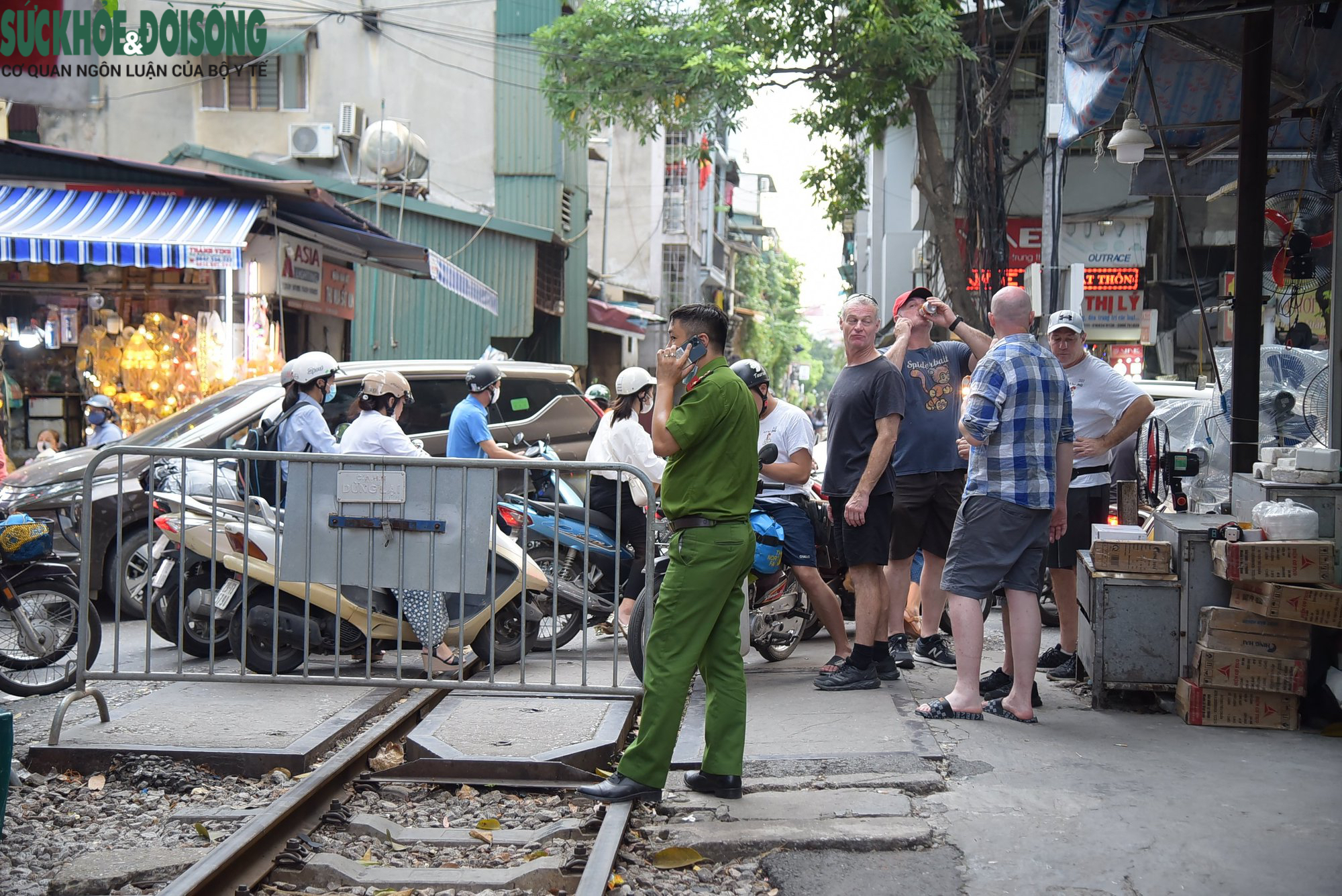 &quot;Phố đường tàu&quot; vắng tanh như chùa Bà Đanh sau lệnh cấm - Ảnh 9.