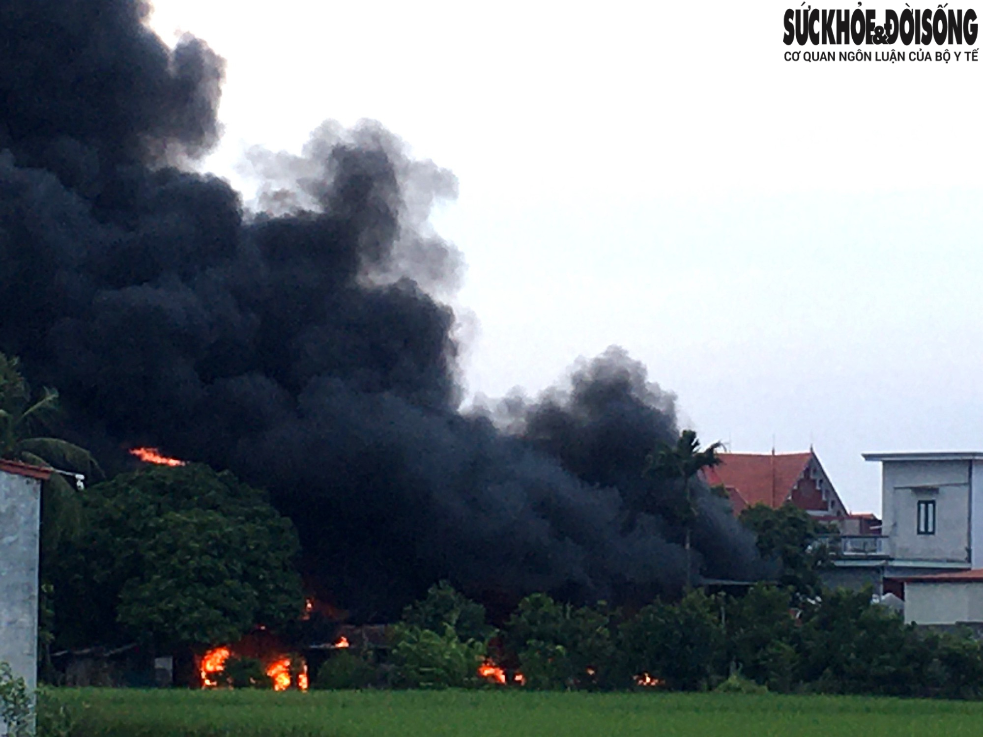 Hải Dương: Một hộ gia đình huyện Ninh Giang bị đám cháy thiêu rụi hoàn toàn - Ảnh 1.