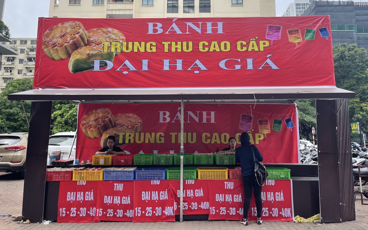 Hậu trung thu, bánh bày bán tràn lan với giá "siêu rẻ"