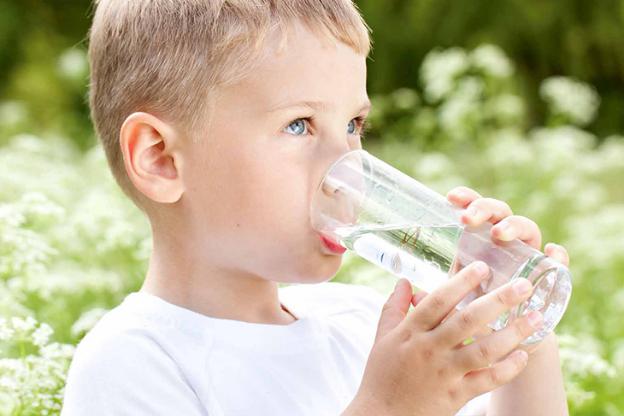 Giúp cha mẹ cách tính lượng nước cần uống trong ngày ở trẻ em cực kỳ dễ nhớ