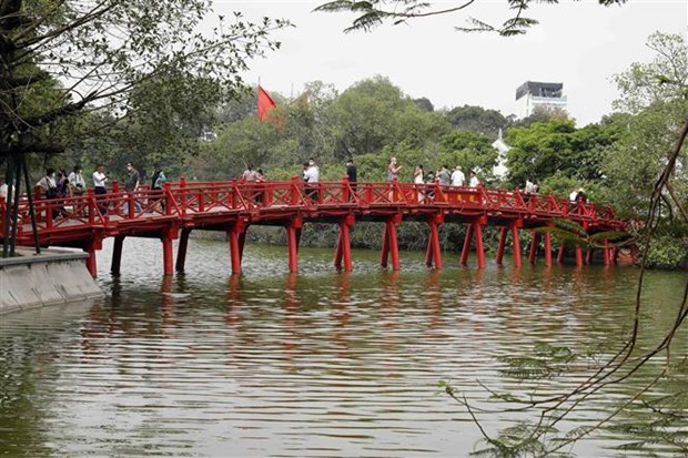 Bắc Bộ nắng ráo, từ Đà Nẵng trở vào mưa dông kéo dài nhiều ngày   - Ảnh 1.