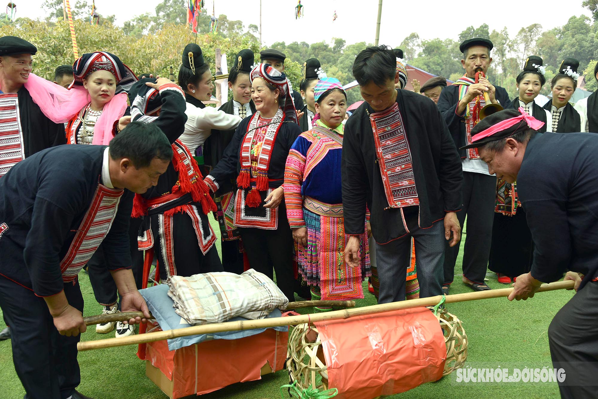 Ấn tượng lễ đón dâu trong đám cưới người Dao đỏ ở Tuyên Quang giữa lòng Thủ đô - Ảnh 4.
