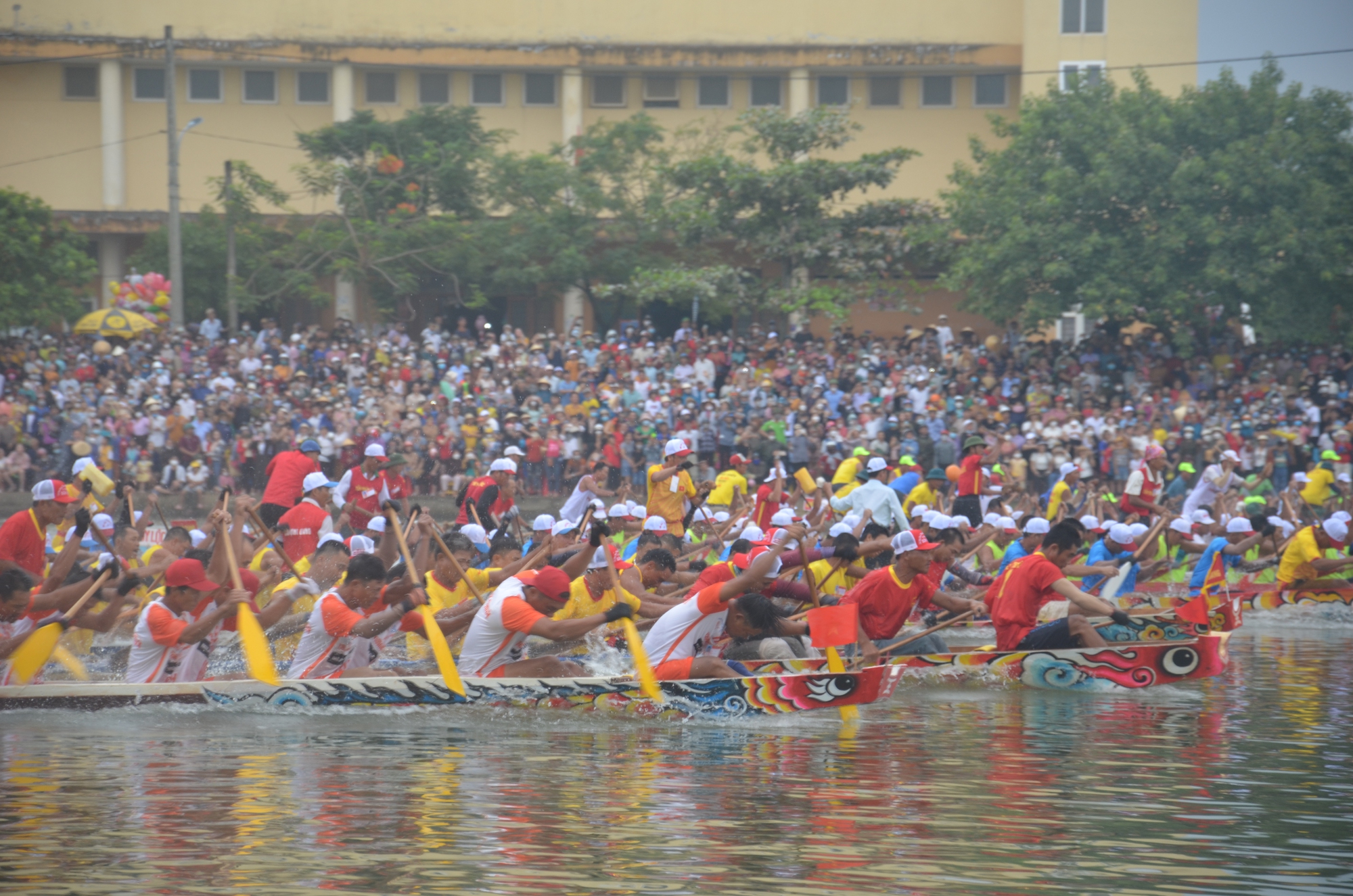 Rồng rực sắc đỏ, tiếng trống và tiếng râm râm của người chèo thuyền đua trên dòng sông Kiến Giang là một cảnh tượng cực kỳ sống động. Hãy đến với hình ảnh này để tận hưởng cảm giác hồi hộp và sự háo hức khi tham gia đua thuyền truyền thống tại địa phương.