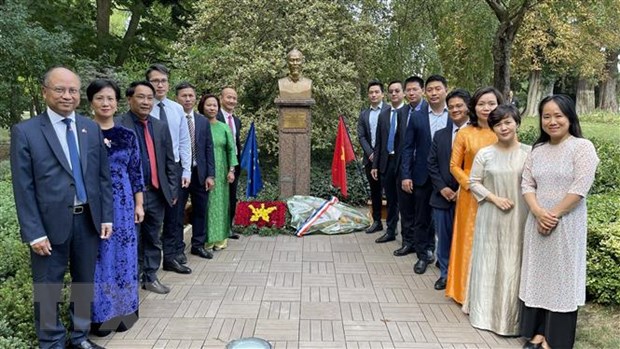 Đại sứ quán Việt Nam tại Pháp tưởng niệm Chủ tịch Hồ Chí Minh - Ảnh 3.