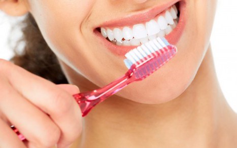 Viêm lợi, chảy máu chân răng… có thể dẫn tới mất răng vì bệnh viêm quanh răng mạn tính