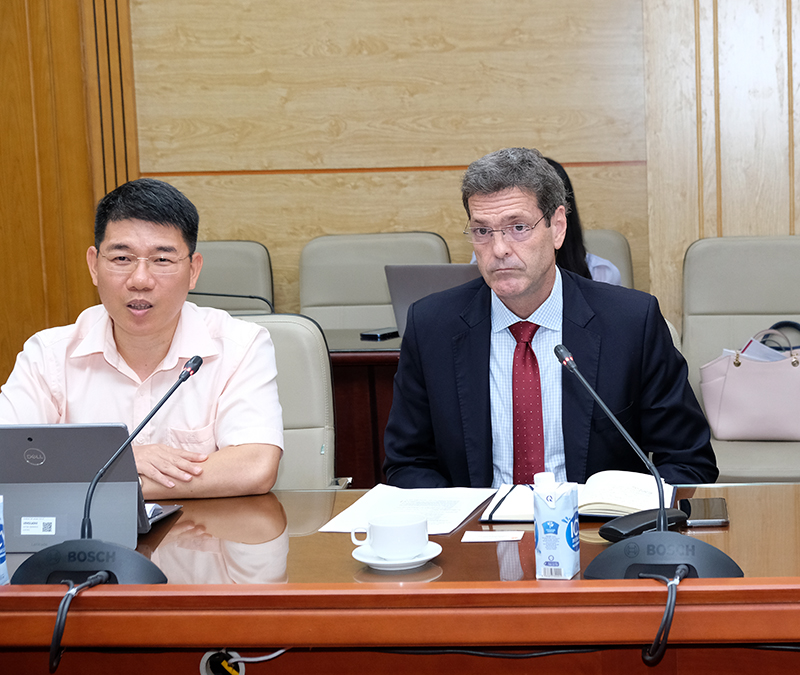 Quyền Bộ trưởng Bộ Y tế Đào Hồng Lan tiếp Giám đốc Ngân hàng Phát triển Châu Á tại Việt Nam - Ảnh 3.