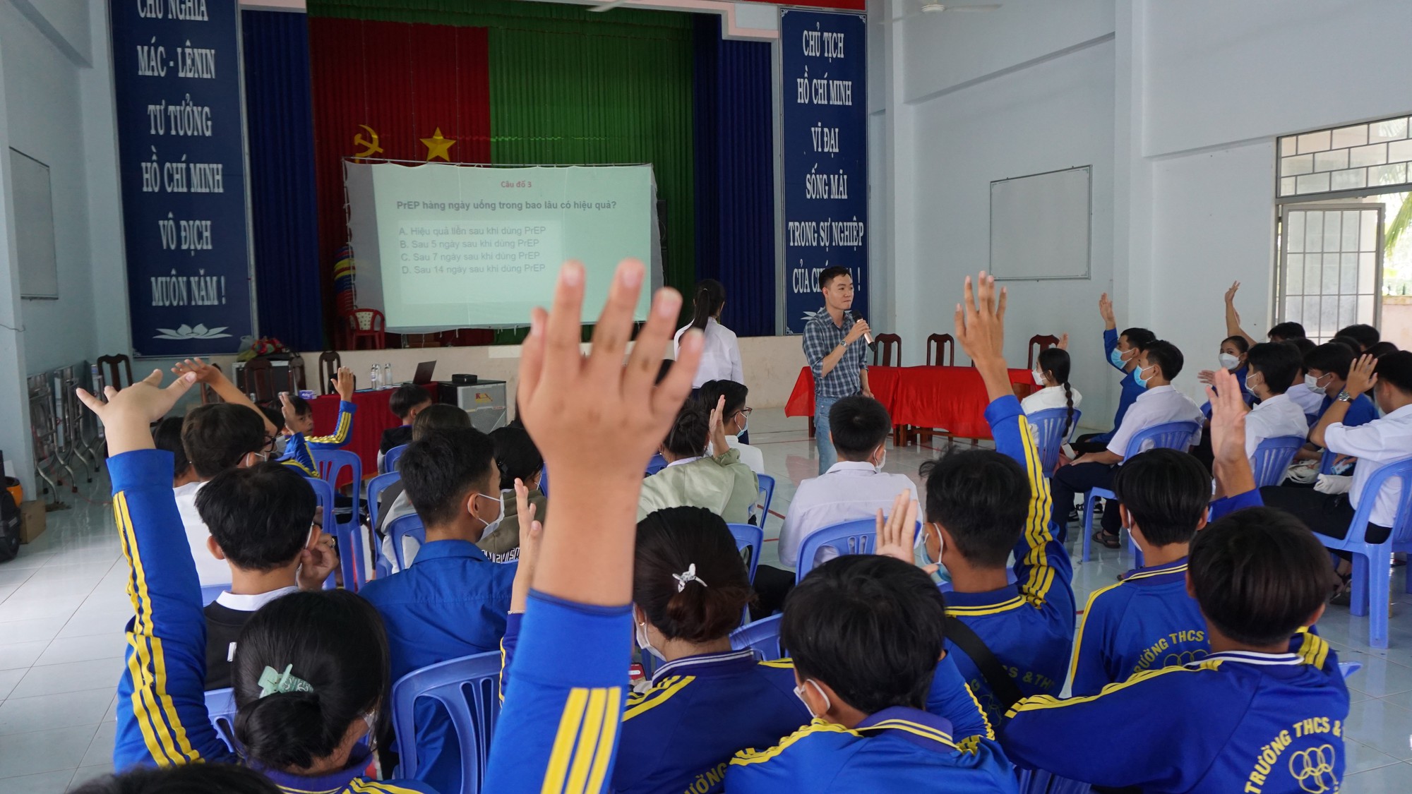 Long An: Chú trọng cung cấp kiến thức về HIV và cách dự phòng cho học sinh, sinh viên - Ảnh 2. Long An: Chú trọng cung cấp kiến thức về HIV và cách dự phòng cho học sinh, sinh viên - Ảnh 2.