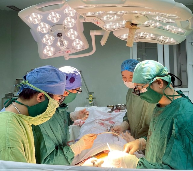 Bệnh viện HNĐK Nghệ An cứu sống bệnh nhân rò động mạch chủ - đường tiêu hoá tiên phát hiếm gặp - Ảnh 2.