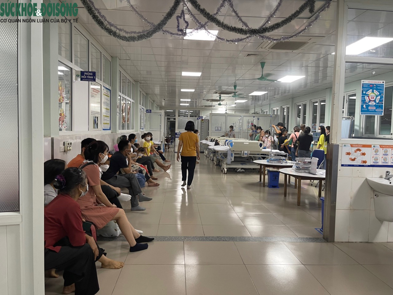 Nhiều bệnh viện tại Hà Nội quá tải do lượng bệnh nhi tăng đột biến - Ảnh 10.