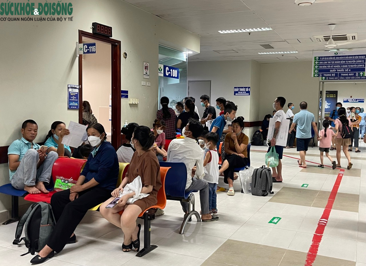 Nhiều bệnh viện tại Hà Nội quá tải do lượng bệnh nhi tăng đột biến - Ảnh 4.
