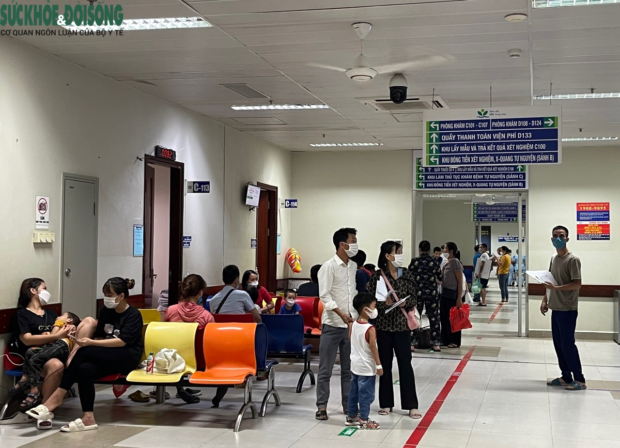 Nhiều bệnh viện tại Hà Nội quá tải do lượng bệnh nhi tăng đột biến - Ảnh 11.