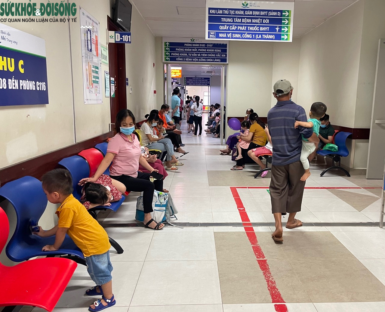 Nhiều bệnh viện tại Hà Nội quá tải do lượng bệnh nhi tăng đột biến - Ảnh 6.