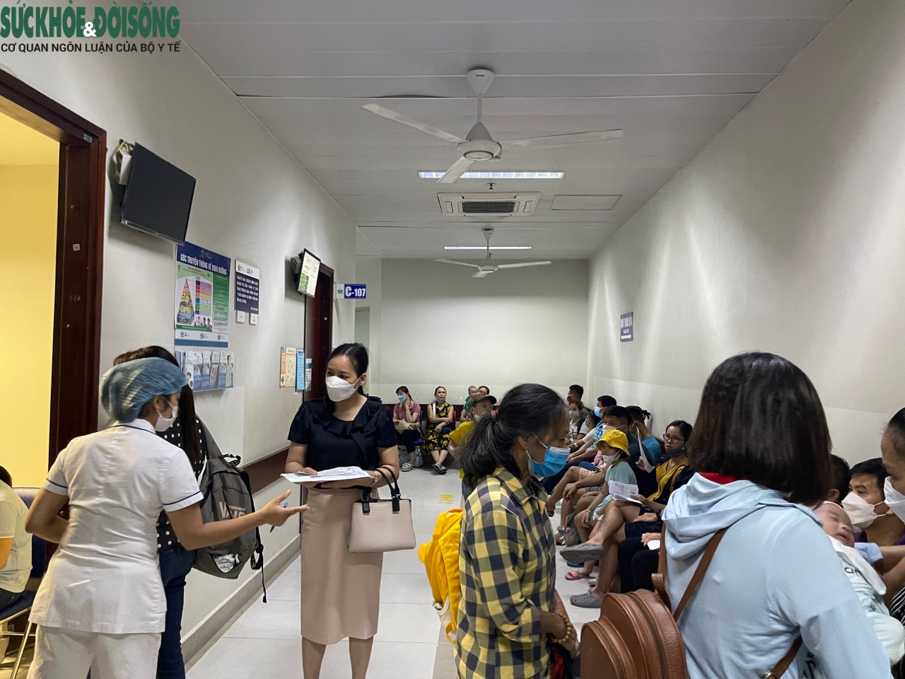 Nhiều bệnh viện tại Hà Nội quá tải do lượng bệnh nhi tăng đột biến - Ảnh 2.